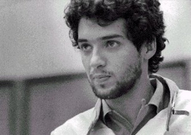 Cuando el rock todavia no podia asimilar lo de Luca muere tambien Miguel Abuelo.Sumo se separa y forma dos grupos Dividos y Las pelota, y Andres Calamaro sigue su carrera como solista sin exito.A finales de año ocurre otra muerte la de Federico Moura