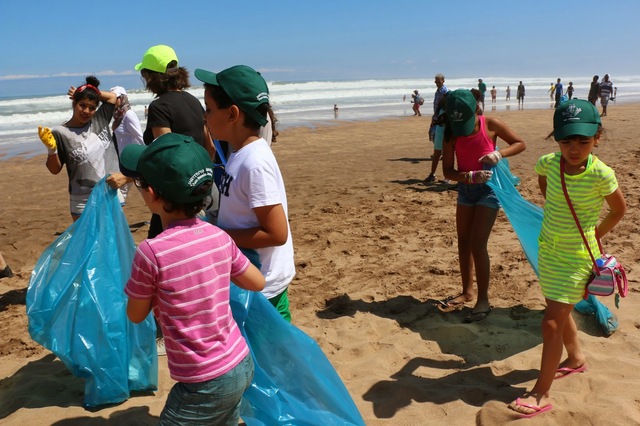 Antes de guardar la toalla, no olvides limpiar tu metro de playa