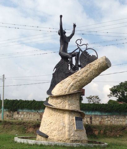 ESCULTURA A LUCHO HERRERA