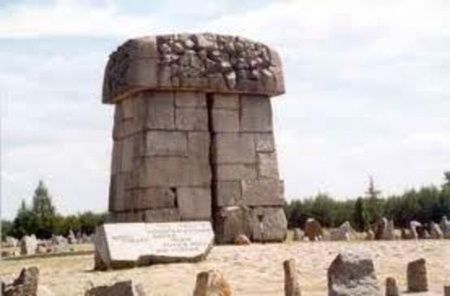 Two hundred Jews escape from Treblinka