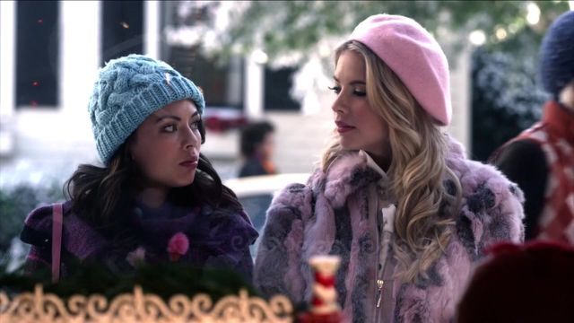 Hanna & Mona At Christmas