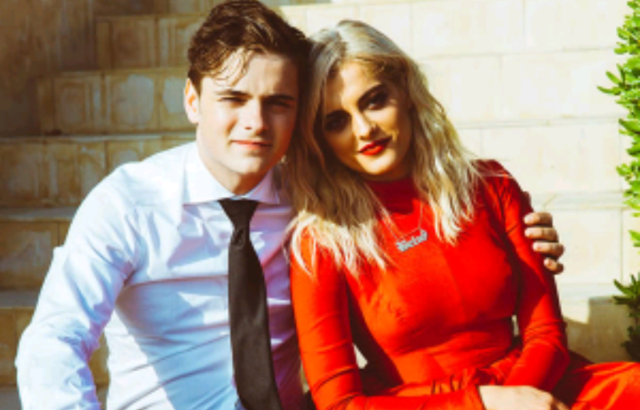 Primera actuación en vivo con instrumentos acústicos