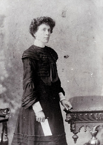 Se enamora de Eugenie Loyer, hija de la casera en donde vive, es rechazado por ella.