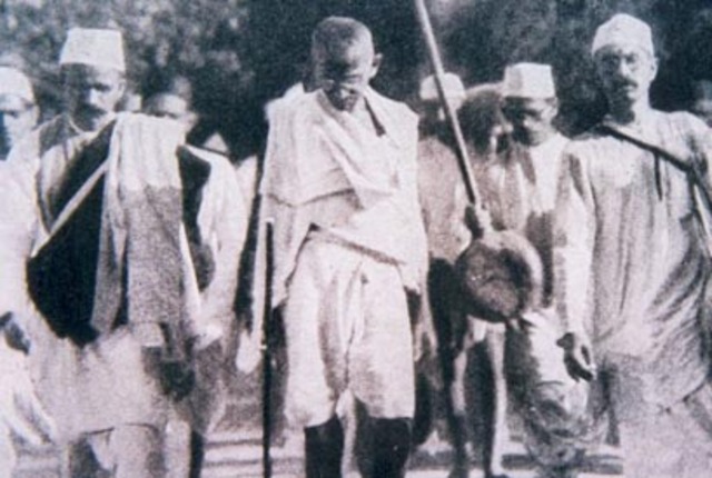 Ganhi's stress nonviolent resistance