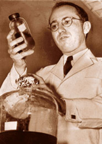 desarrolla la primera vacuna contra la viruela.