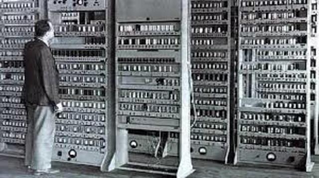 ENIAC, acrónimo de Electronic Numerical Integrator And Computer (Computador e Integrador Numérico Electrónico)