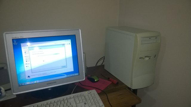 Primera computadora con acceso a Internet, mediante la conexión de un cable a la CPU.