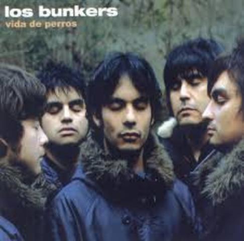 En Chile, se publica el disco Vida de perros de la banda Los Bunkers.