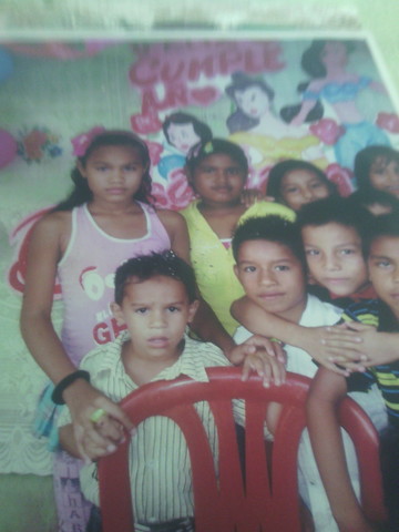 DE FIESTA CON SUS PRIMOS