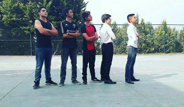 There is photo whit my friends in Hihg school, I'm the guy who is in the middle