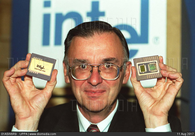 Ted Hoff hizo que las computadoras fueran mas pequeñas gracias a el microprocesador hecho de silicio.