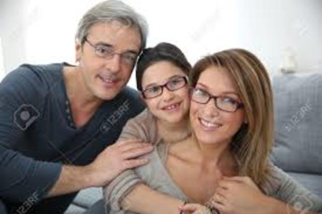 Mi mamá se caso nuevamente cuando tenia 11 años y Raúl (el esposo), ocupo el papel de papá, al grado que hoy en día lo considero mi papá, mis hermanos se quedaron a vivir con mi papá y yo con mi mamá