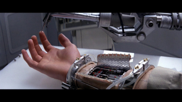 primer implante de mano, que le permite al individuo controlarlo