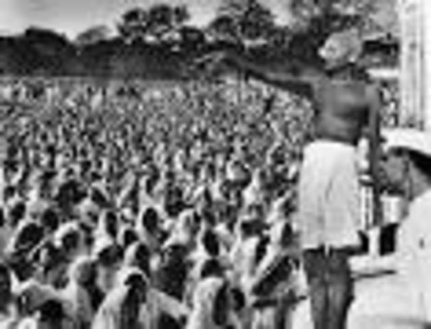 1,915 Mahatma Gandhi conduce protestas en la India