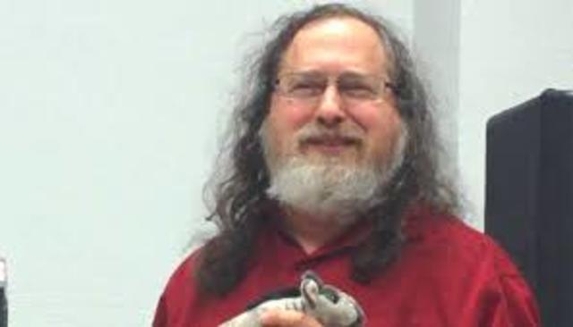 Richard Stallman crea el proyecto GNU.
