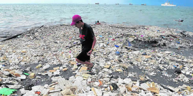 Mar de basura plástica en el pacifico, archipielago de Hawai