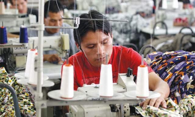 Se baja la producción manufacturera para el crecimiento de las dependencias petróleras (1970-1982)