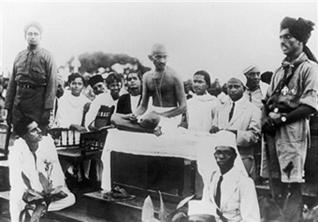 Mahatma Gandhi conduce protesta en la India