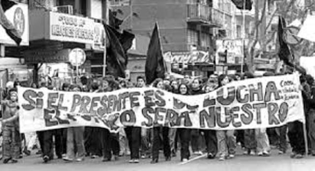 Estudiantes Peruanos en Defensa de: