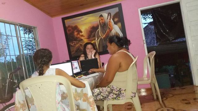 trabajando en el portátil