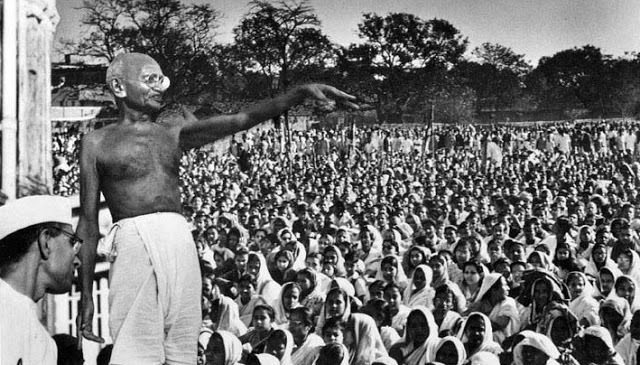 Mahatma Gandhi coduce protesta en la India