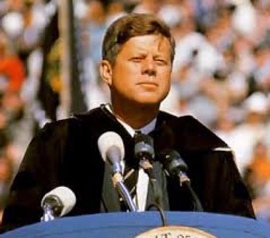 John F. Kennedy dirigiéndose a la OEA