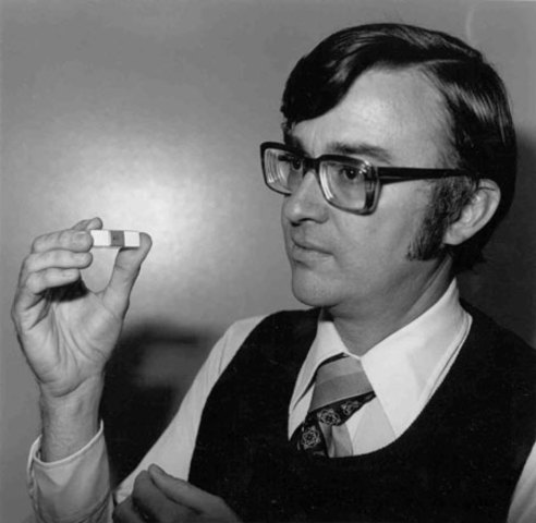 Gracias a los microprocesadores que Ted Hoff inventó, fuer posible disminuir considerablemente el tamaño de las computadoras, pues estaban hechos de silicio