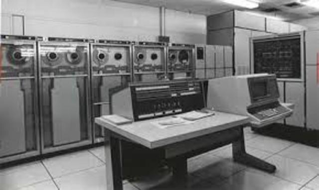 Se crea UNIVAC para la solución de problemas cientificos y militares.