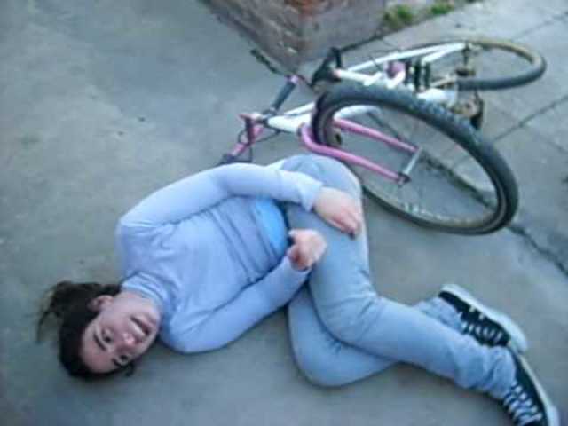 Caída de bici con mi mejor amiga y hermana