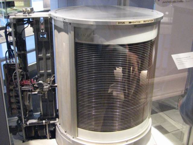 IBM introduz o primeiro disco rígido