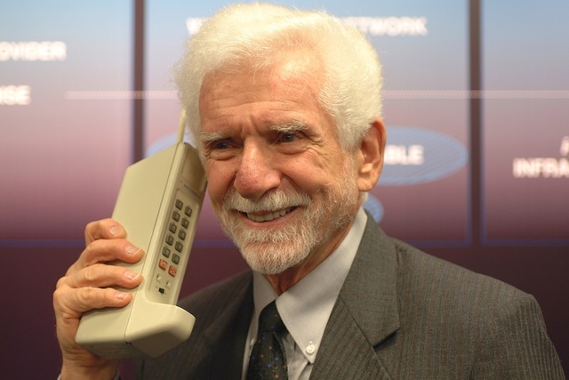 Teléfono celular: Primer aparato celular el Motorola DynaTAC 8000X y pesaba casi un kilo.