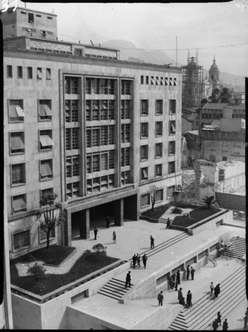 Tras la orden del presidente Eduardo Santos se destruye el convento Santo Domingo y se inicia la construcción del palacio de las comunicaciones en la cra 8va entre calles 12 y 13