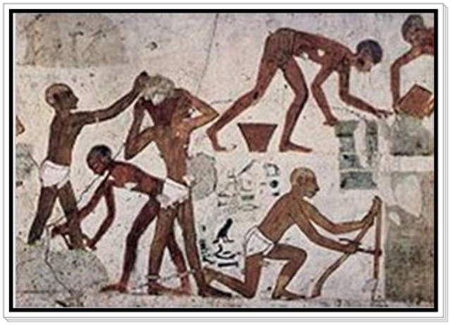 El primer metal empleado por los humanos fue el oro que puede encontrarse en forma nativa, por lo que no necesita transformaciones químicas.