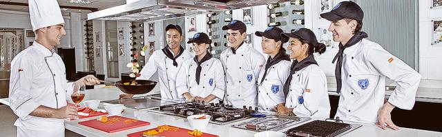 Empezar mi carrera de gastronomía en una universidad buena en Colombia y con el tiempo viajar