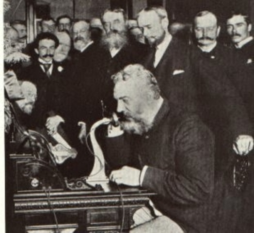 Alexander Graham Bell  crea el celular