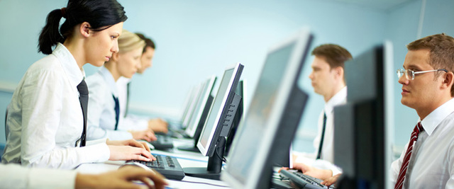 Mas de 100 desarrolladores trabajan sobre el núcleo de Linux. Con su ayuda el núcleo   es adaptado al ambiente de GNU , que crea un espectro enorme de tipos de aplicaciones para el nuevo sistema operativo.