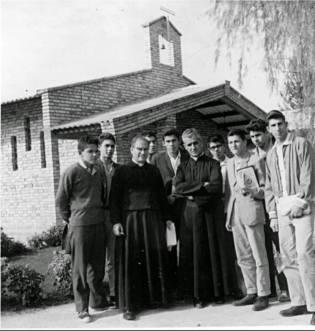 Posteriormente, perfeccionó sus estudios en Filosofía y Sociología en Roma (Italia) y Friburgo (Suiza) entre 1950 y 1952.