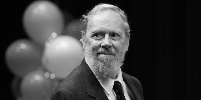 Dennis Ritchie colabora con Ken Thompson