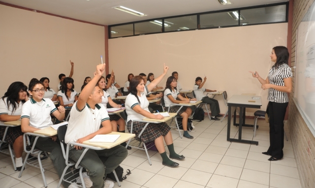 2004 Ingreso a la EMS como docente