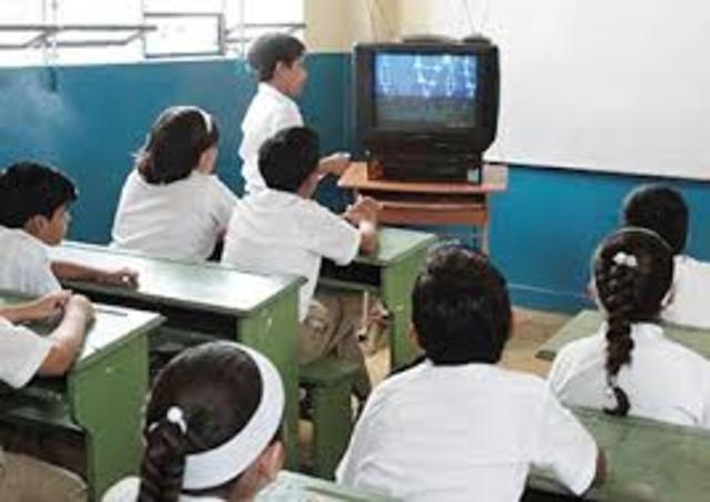 Aparece   la  Telesecundaria  que  utiliza la televisión para apoyar la acción de los centros.