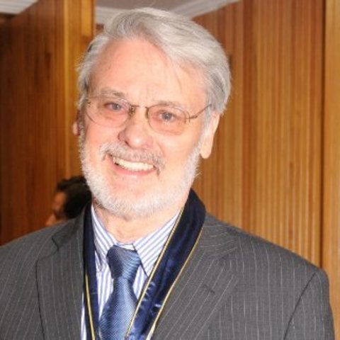 Moore: la separación física es la que conduce a una laguna psicológica y de comunicación, un espacio de mal entendimiento potencial entre las entradas del instructor y del aprendiz, y esto es la distancia transaccional