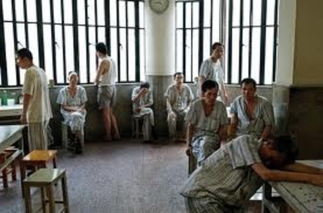 Cuando la Iglesia dejó de atender a los insanos, se les encerró en hospicios:una combinación de cárcel y asilo.