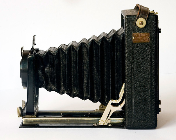 CREACIÓN DE LA PRIMERA CÁMARA FOTOGRÁFICA