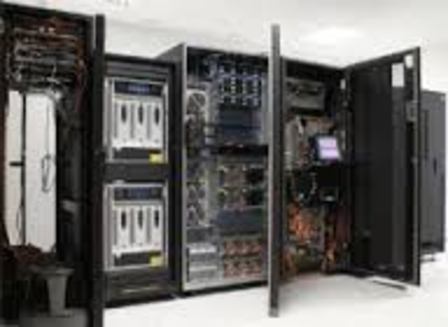 Se introduce el termino mainframes. Computadoras encerradas en cuartos