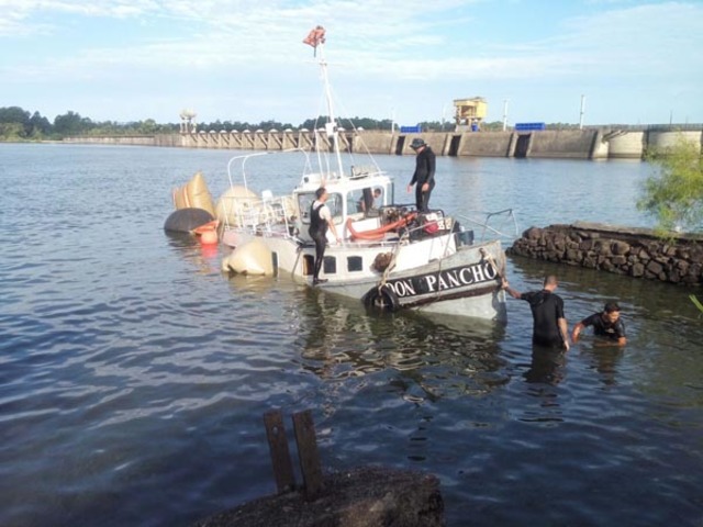 Derrame de petroleo en Rio Parana
