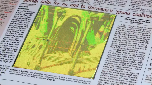 Newspaper with image in moviento