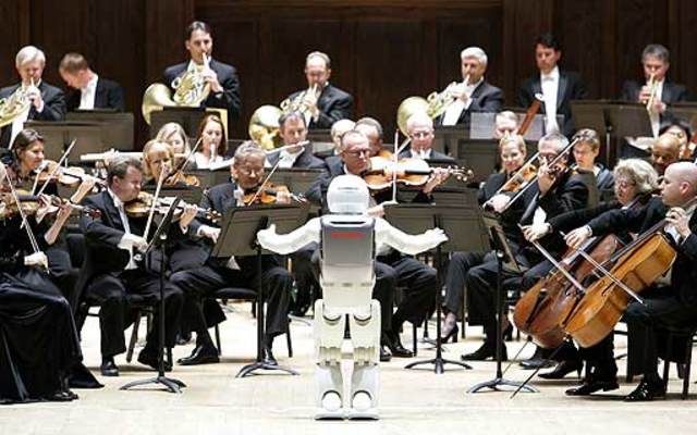 Go to see the orchestra directed by a robot