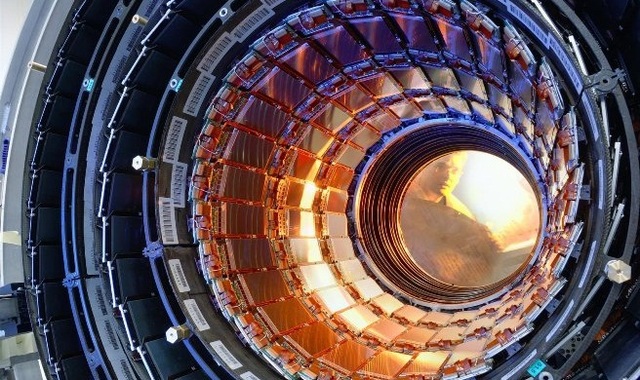 Descubren rastros del Boson de Higgs