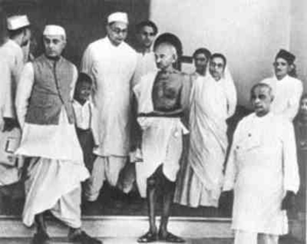 Mohanda Ghandi Leads the Indian National Congress