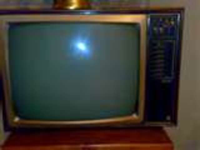 Aparece el televisor. Todos enganchados al 123 responda otra vez